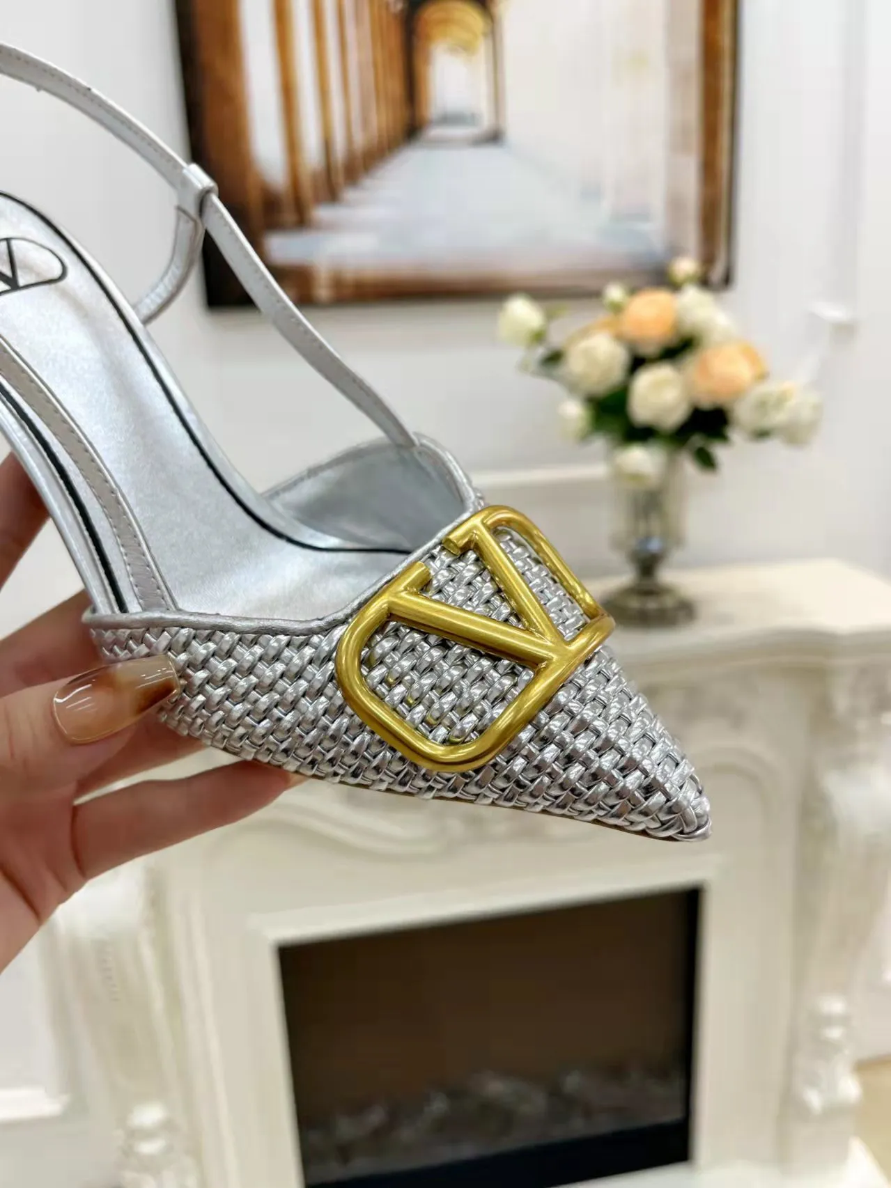 👟👟Ex-factory price 440👟👟 Genuine leather sole +40 Top version 𝑉𝐴𝐿𝐸𝑁𝑇𝐼𝑁𝑂 Valentino new spring and summer women's 5⃣️color empty back sandals. The unique [V family hand-woven] brings out a full sense of high-end, and the new season will live up to expectations! Worth buying★Absolutely high-grade❥Original method, Absolutely sensual❥Elegant style, creating a different feeling, simple and elegant style!  Code number: 35-41 (34-42 is custom-made and non-returnable) Inner lining: Sheepskin lining Heel height: 7.5 cm Leather outsole + 40 rubber outsole